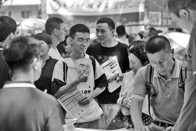 高校招生咨詢熱潮涌，中高考志愿填報咨詢成焦點