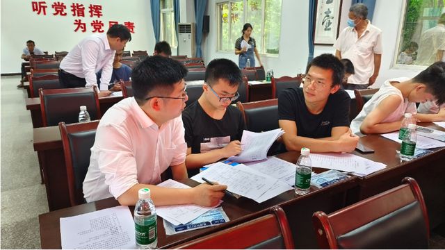 宜賓市南溪區(qū)黃沙鎮(zhèn)舉辦高考志愿填報(bào)指導(dǎo)公益活動(dòng)，助力學(xué)子精準(zhǔn)規(guī)劃未來(lái)